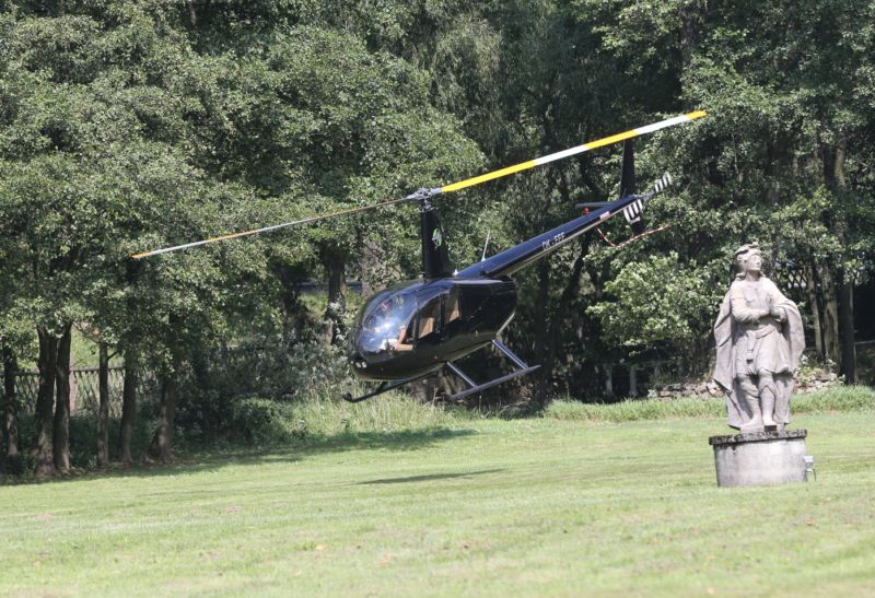 Vrtulník vyráží vyzvednout nevěstu se ženichem...