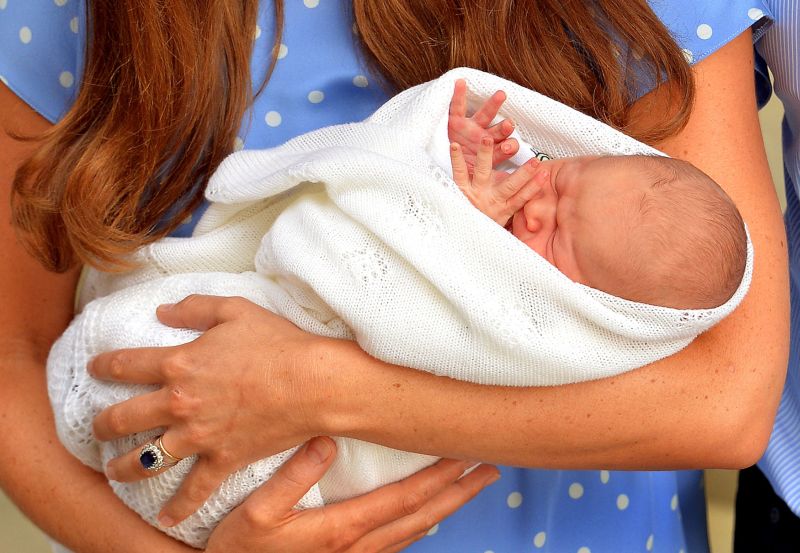 Tady si Kate hrdě drží prvorozené miminko pár hodin po porodu.