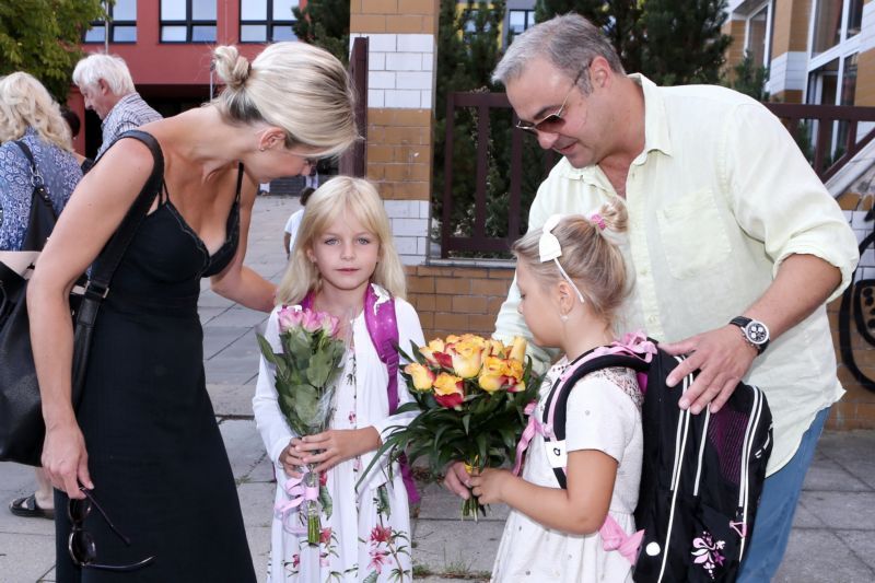 Martin Zounar se po delší době setkal s kolegyní Sabinou Laurinovou a rovnou před školou, kam oba vedli své dcery.