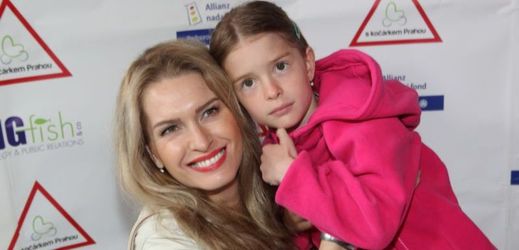 Olga Menzelová s dcerou Annou, která už začíná mít cit pro módu.