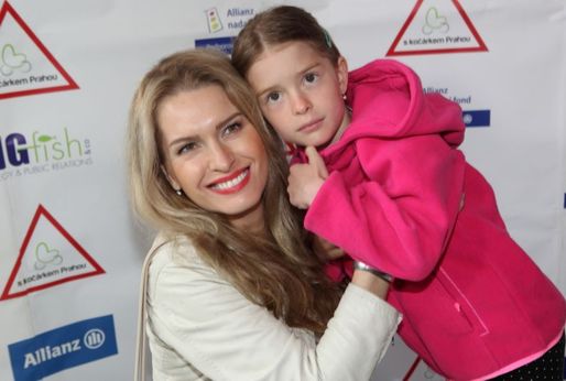 Olga Menzelová s dcerou Annou, která už začíná mít cit pro módu.