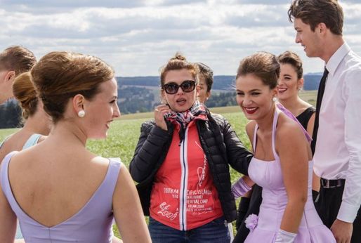Dana Morávková nacvičuje choreografii se svými svěřenci z muzikálu.