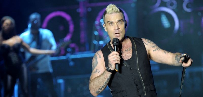 Robbie Williams se na pódiu rád předvádí.