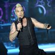Robbie Williams se na pódiu rád předvádí.