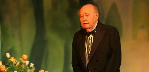 Lubomír Lipský na divadelních prknech Divadla Na Jezerce ve hře Charleyova teta z roku 2009.
