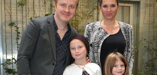 Pavel Šporcl se starší dcerou Violetou a mladší Sofií a manželkou Bárou Kodetovou.