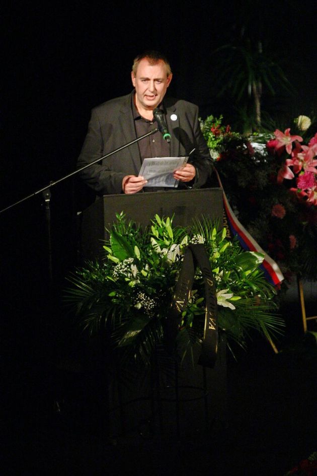 Jako první promluvil předseda herecké asociace Jiří Hromada.