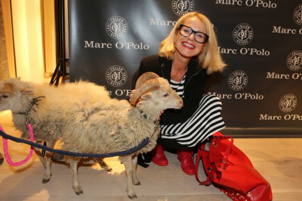 Jitka Asterová obdivovala konfekci i ovci, která se party také zúčastnila.