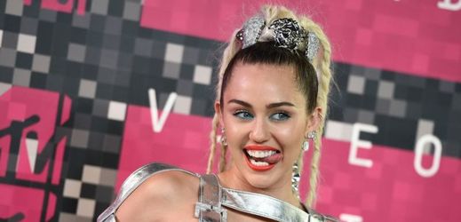 Miley Cyrus je proslulá svým vyplazeným jazykem. Ukazuje ho úplně všude.