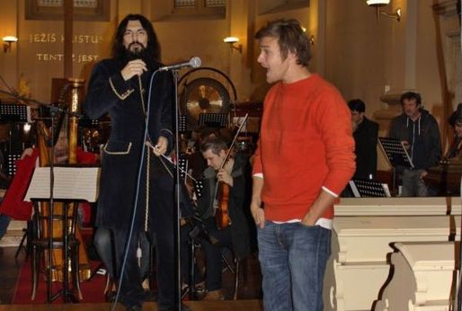 Vojta Dyk natáčel CD s Varhanem Orchestrovičem Bauerem v kostele U Salvátora.