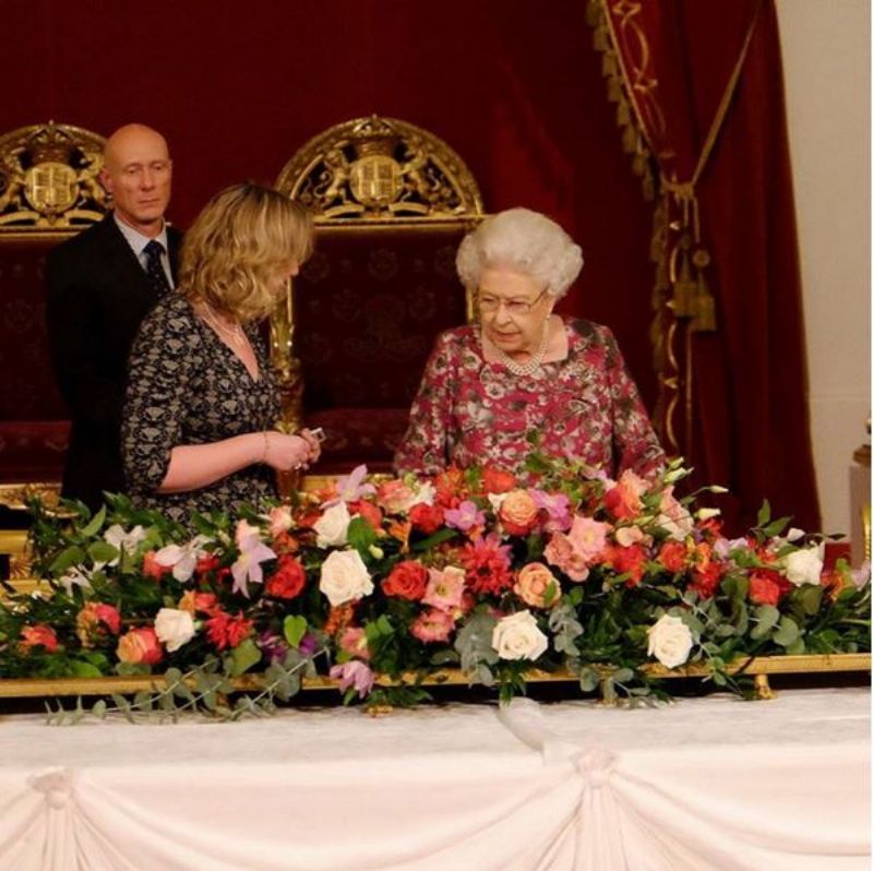 Královna Alžběta osobně dohlížela na květinovou výzdobu.
