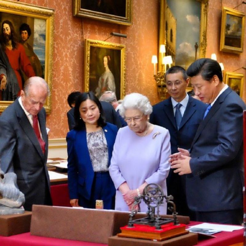 Královna a vévoda z Edinburghu ukazují čínskému prezidentovi královskou sbírku s čínským uměním.