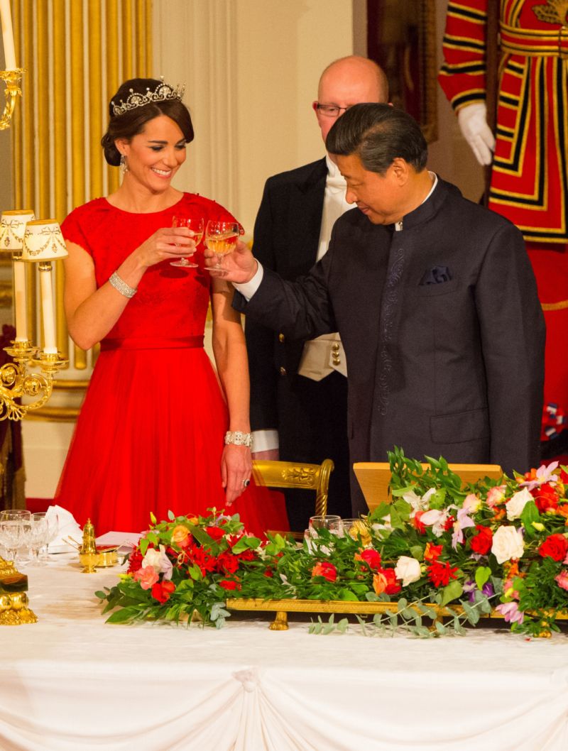 V červené róbě Kate oslnila, zároveň vyjadřovala poctu této barvě, která v čínské kultuře symbolizuje štěstí a radost.