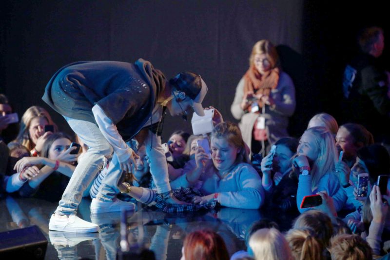 Justin utíral pódium a fanynky chtěly využít jeho blízkosti.