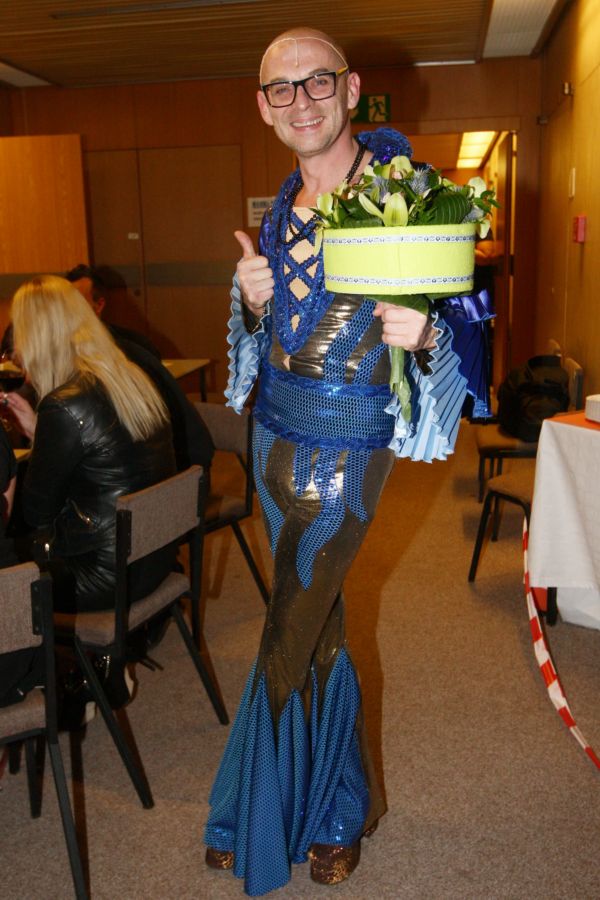 Tomáš Trapl vypadal v kostýmu z Mamma Mia! jako transvestita, ale zpívá skvěle.