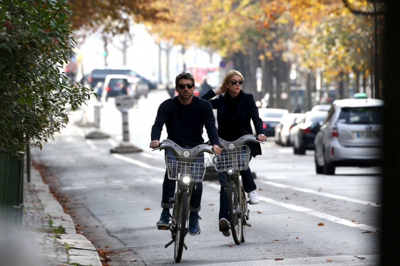 Vyrazili společně i na romantickou projížďku na kole.