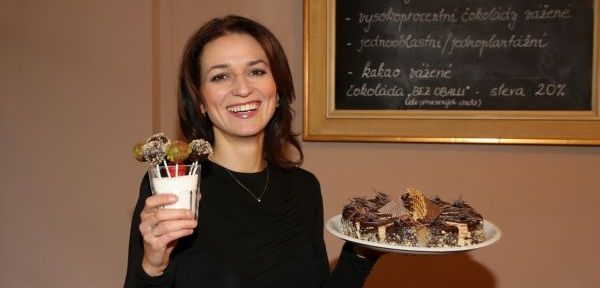 Adéla Gondíková pózovala s talířem plným sladkostí.