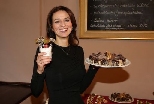 Adéla Gondíková pózovala s talířem plným sladkostí.
