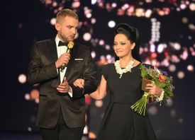 V kategorii zpěvaček zvítězila Lucie Bílá. Vlevo je moderátor večera Libor Bouček.