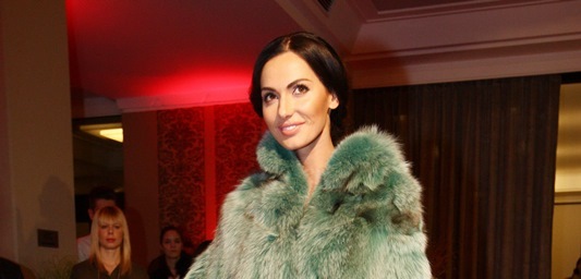 Modelka na přehlídce Luďka Slanaře v hotelu Jalta.