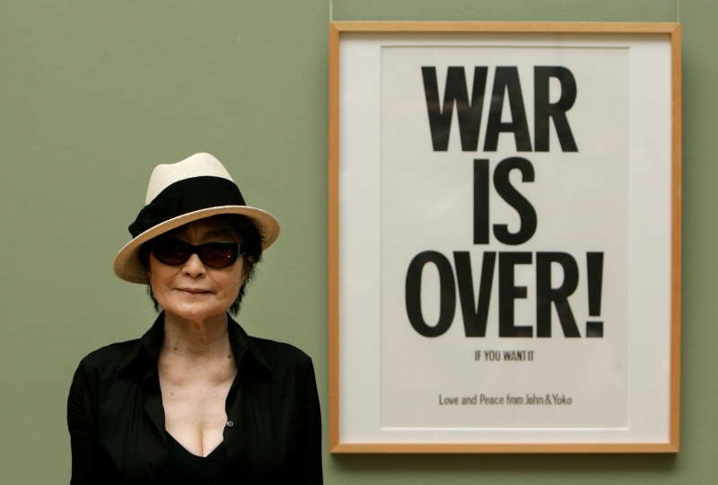 Yoko Ono dál nese Lennonovo mírové poselství.