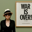 Yoko Ono dál nese Lennonovo mírové poselství.