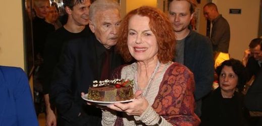 Iva Janžurová dostala po premiéře dort.