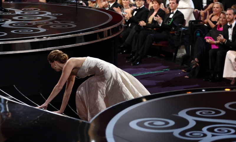 Byla při svém pádu na Oscarech Jennifer Lawrence pod vlivem marihuany?