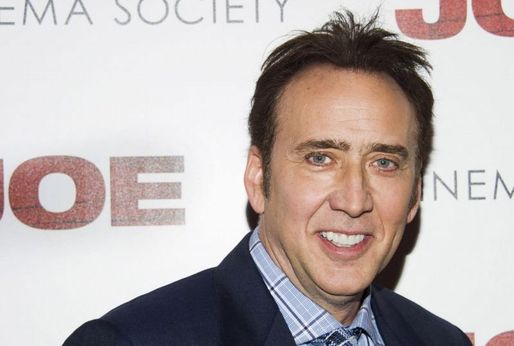 Nicolas Cage si koupil kradenou dinosauří lebku.