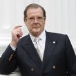 Bývalý James Bond, herec Roger Moore, hodnotil nohy britské královny.