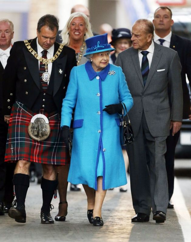 Královna Alžběta II. a její opěvované nožky.