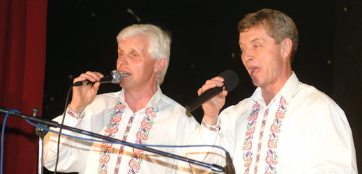 Jožka Šmukař (vpravo) a Jiří Helán při koncertu. 