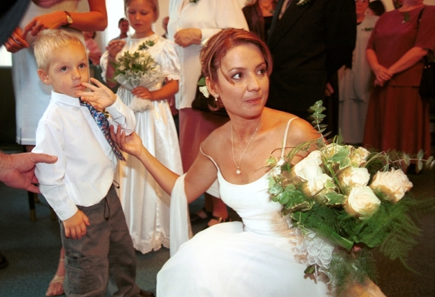 Nevěsta Jolana a její družba syn Vojta, když si brala Petra Císařovského (2002).