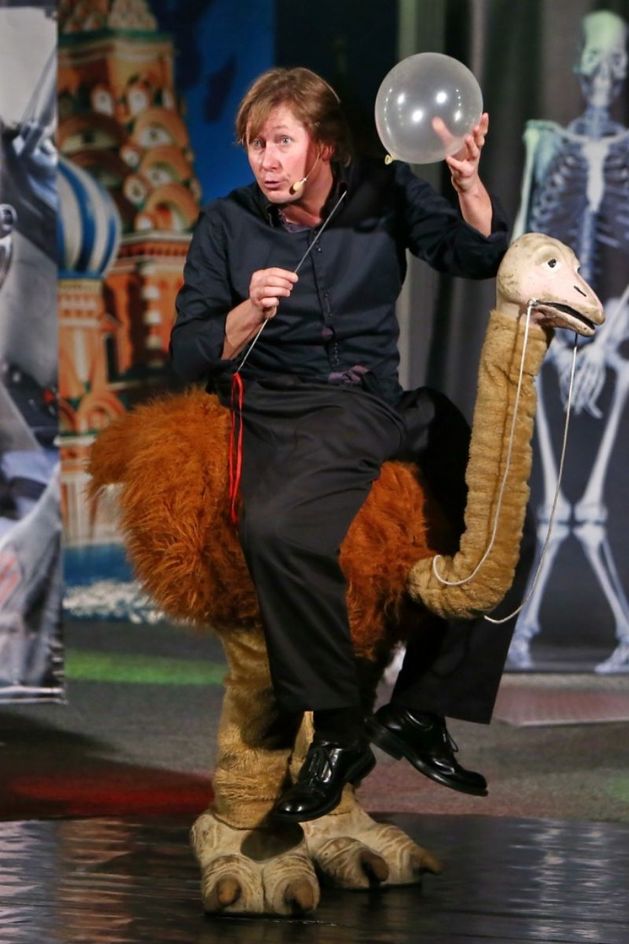 Pavel Kožíšek v představení S kouzly kolem světa, které baví děti i jejich rodiče.