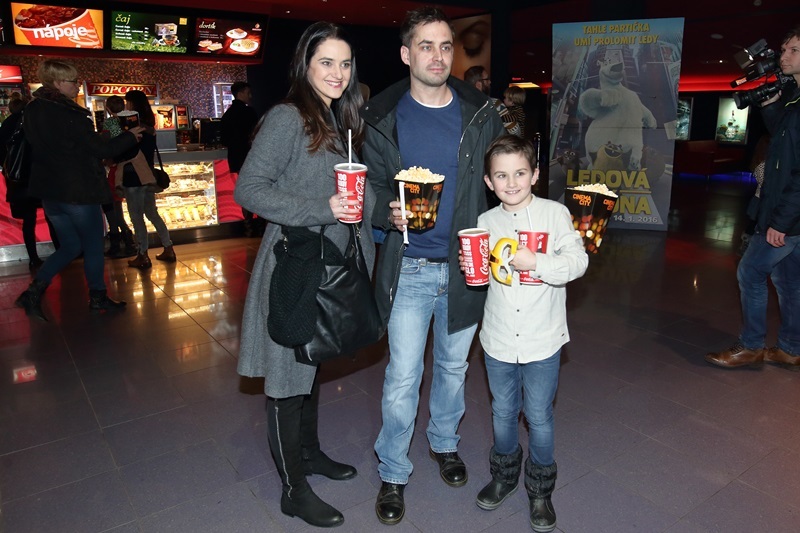 Libuška se synem Matyášem a přítelem Zdeňkem vyrazili do kina.