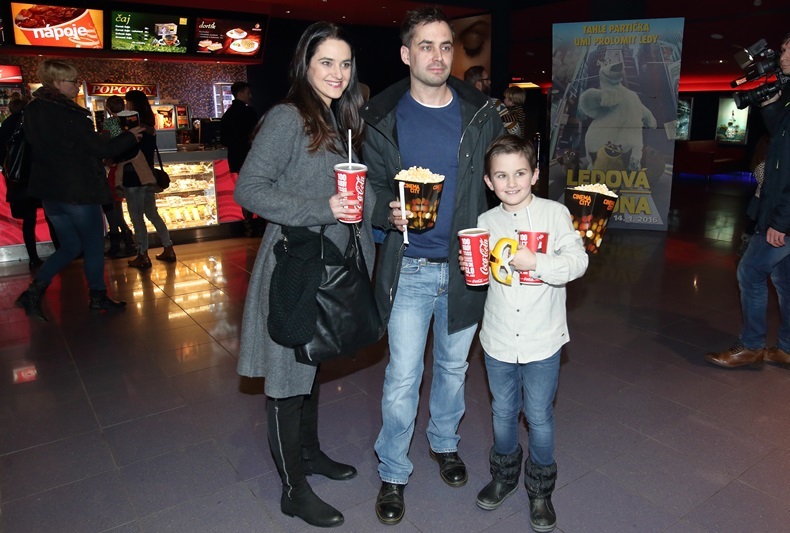 Libuška se synem Matyášem a přítelem Zdeňkem vyrazili do kina.
