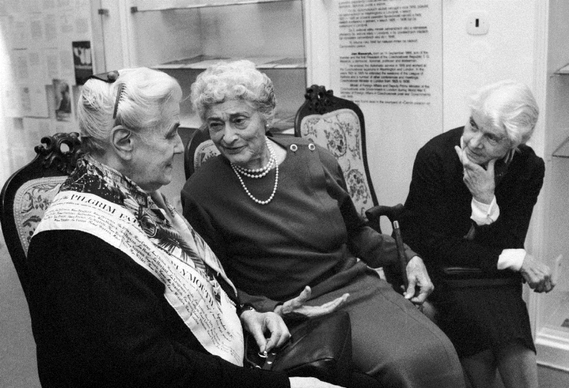 Marcia (uprostřed) při setkání s Annou a Herbertou Masarykovými v roce 1990.
