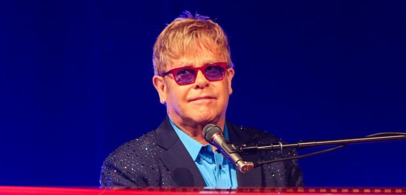 Elton John se rozhodl zlepšit vztahy s matkou.