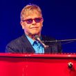 Elton John se rozhodl zlepšit vztahy s matkou.