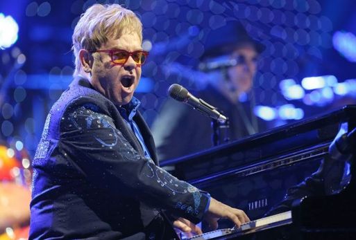 Elton John chce trávit více času s rodinou.