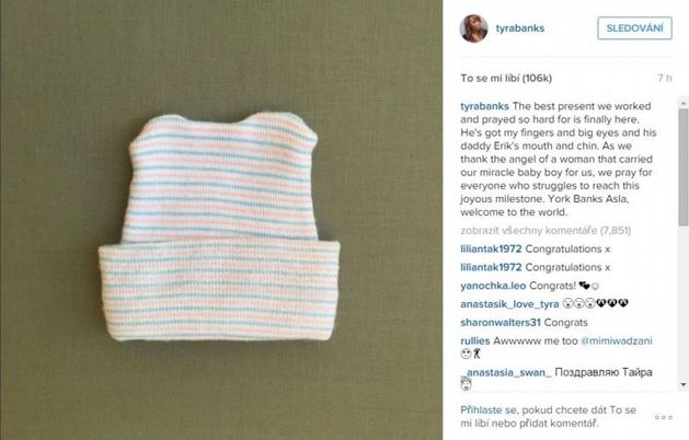 Modelka uveřejnila fotku čepičky pro svého čerstvě narozeného syna.