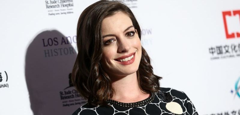 Anne Hathaway se pochlubila těhotenským bříškem.