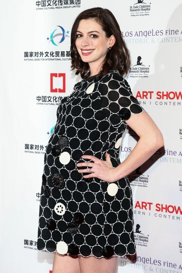 Anne Hathaway to v těhotenství moc sluší.