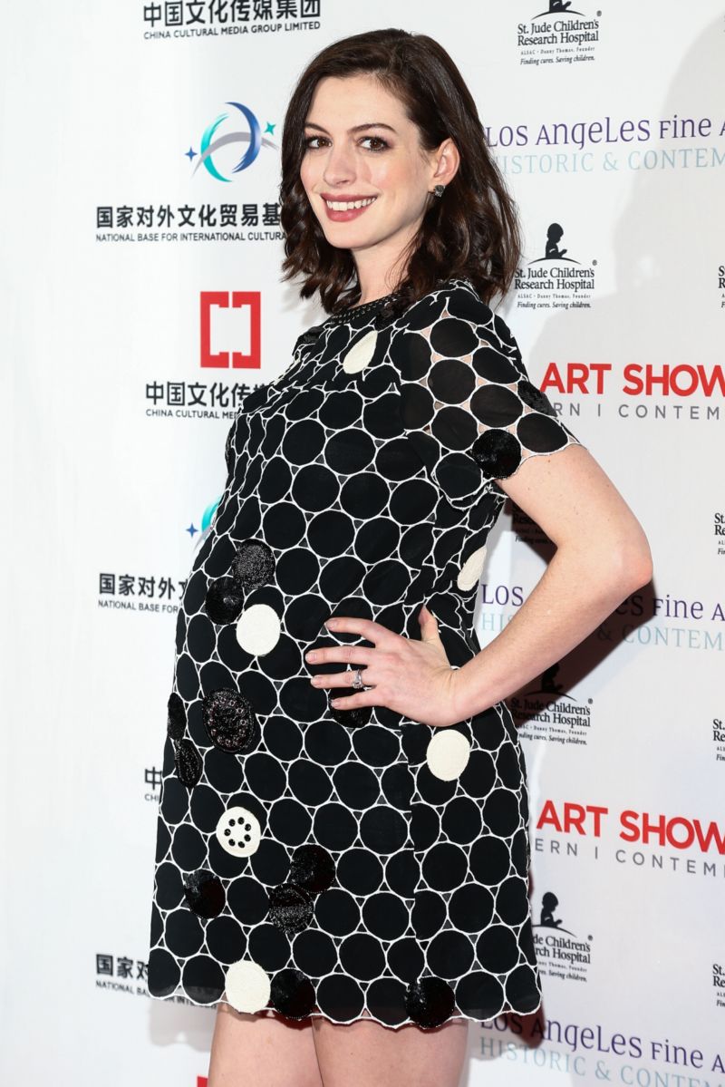 Anne Hathaway to v těhotenství moc sluší.