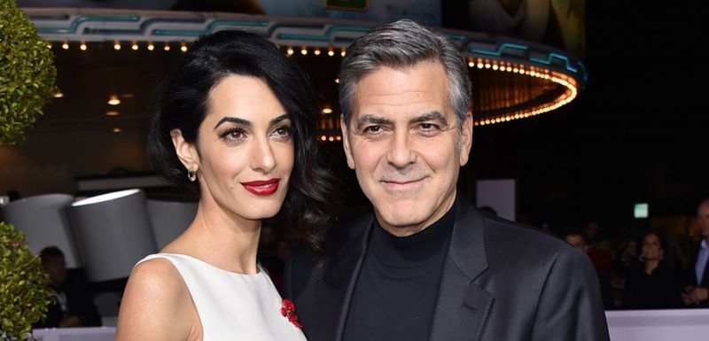 Amal a George Clooney si vyrazili do společnosti.