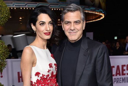 Amal a George Clooney si vyrazili do společnosti.