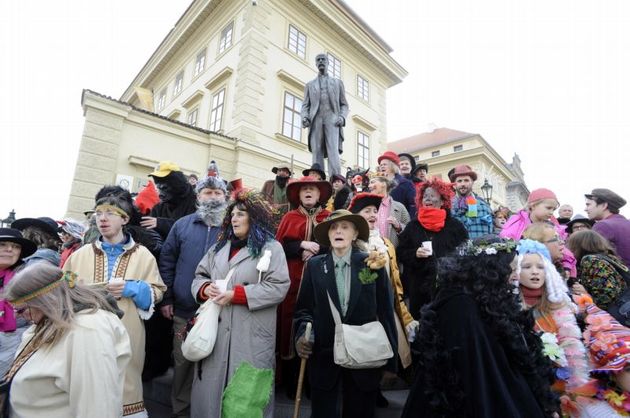 Obě byly mile překvapené z množství nejrůznějších masek. 