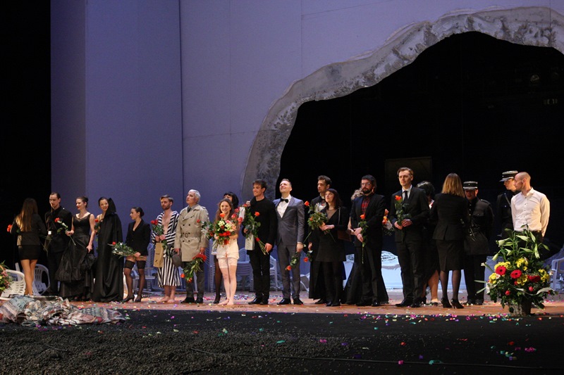Herec pozval svoji přítelkyni na premiéru divadelního představení Manon Lescaut.