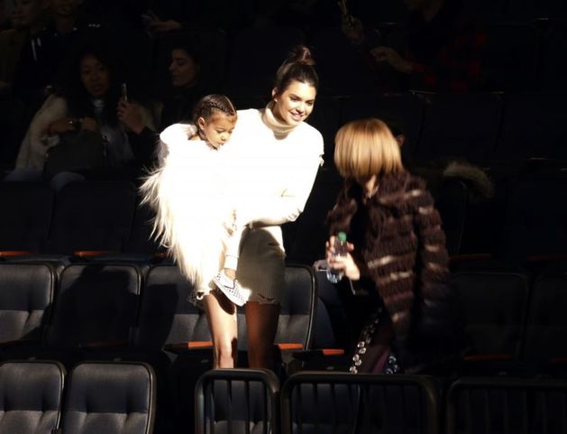 Sestra Kim, modelka Kendall Jenner, držela svou neteř North a bavila se s Annou Wintour. 
