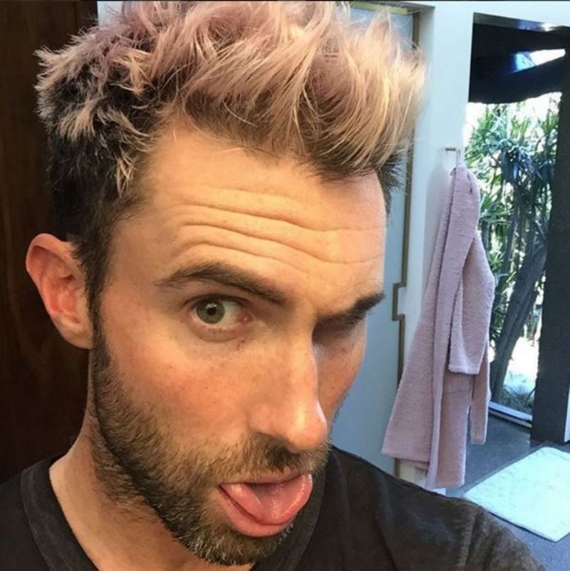 Adam změnil barvu vlasů.